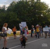 НОВ СКАНДАЛ: Метежници блокираха главния път София - Варна