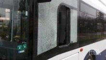 Изпотрошиха стъклата на два автобуса в Перник