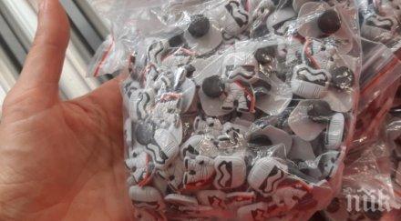 митничари спипаха хиляди китайски пластмасови фигурки анимационни герои снимки