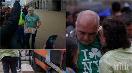 простотия досадното трио хвърля яйца домати трийсетина лумпени журналистите двойно повече снимки