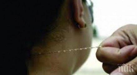 брутално младеж къса златни синджири вратовете туристи слънчака щракнаха белезниците