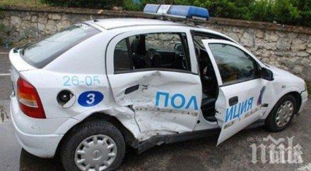 Кола се натресе в патрулка в Бургас
