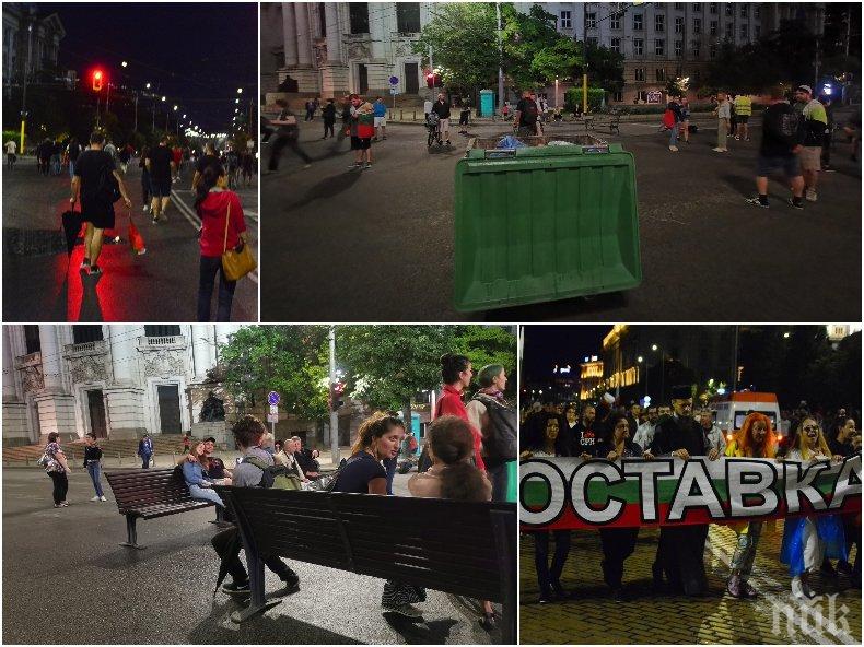 НОВА БЛОКАДА! Метежниците окупираха Софийския университет и Орлов мост с... пейки и кофи за боклук (СНИМКИ)