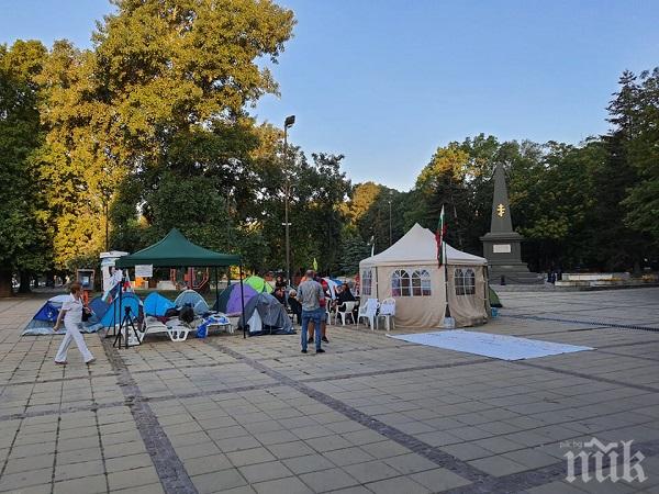 Двама са задържани при разчистването на палатковия лагер във Варна