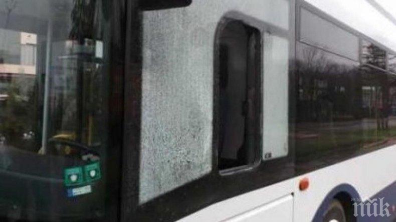 Изпотрошиха стъклата на два автобуса в Перник