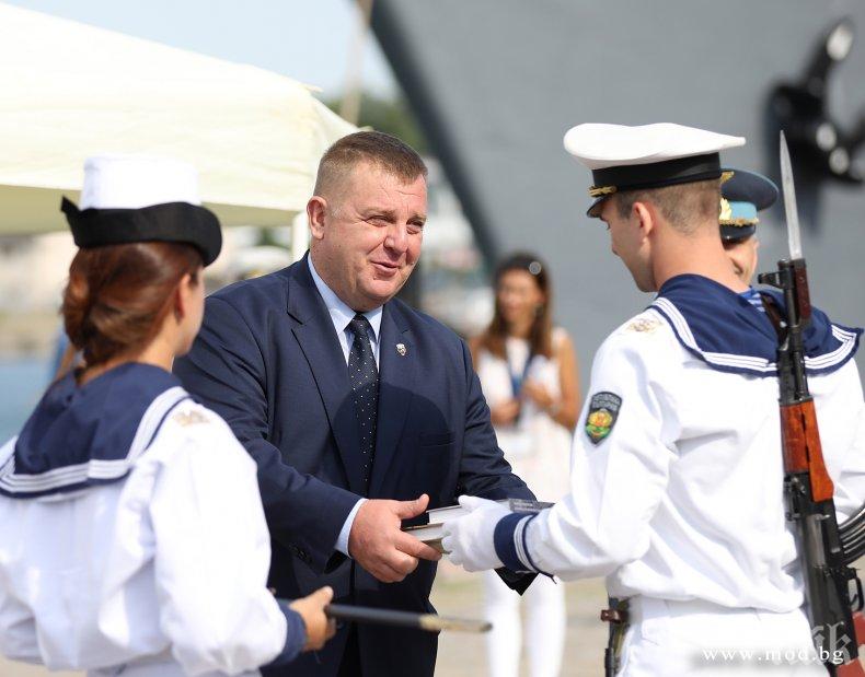 Министър Каракачанов връчи офицерски пагони на випуск „Добруджански“ на ВВМУ „Н. Й. Вапцаров“ (СНИМКИ)