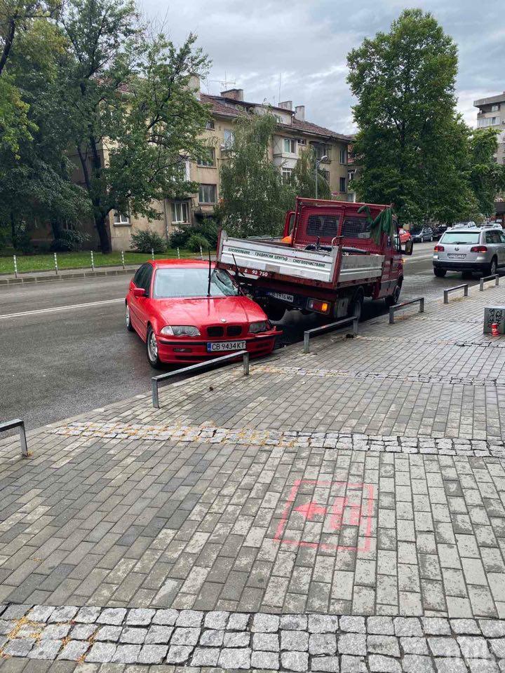 ПЪРВО В ПИК! Зрелищна катастрофа до мол Сердика втрещи минувачите (СНИМКА/ВИДЕО)