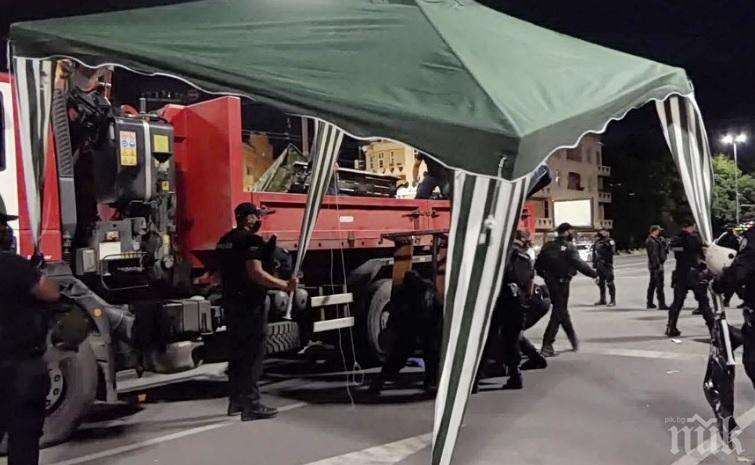 ЕКСКЛУЗИВНИ КАДРИ: Ето как полицията вдига палатковия лагер на Орлов мост и освобождава София (ВИДЕО/СНИМКИ)
