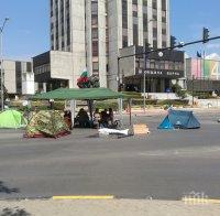 БЕЗОБРАЗИЕ: Три палатки, една шатра и пет души блокират Варна (СНИМКИ)