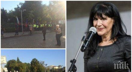 скандал пик метежниците обсадиха ива николова парламента замерят яйца нападат видео обновена