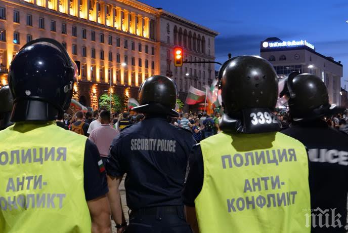 МВР с първи разкрития за пиянските скандали на Орлов мост - психично болна опитала да влезе в президентството (ВИДЕО)