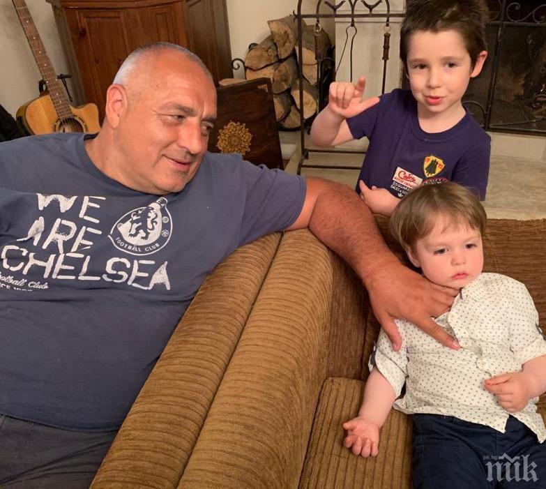 Борисов показа внуците с тениска на “Челси”: Време е за техните усмивки и моите решения!