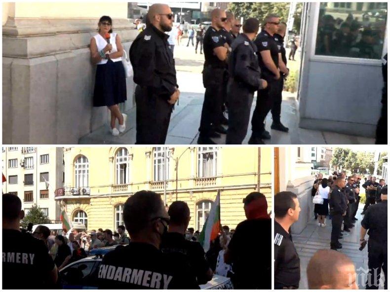 СКАНДАЛ В ПИК TV: Изстъпленията на метежниците продължават - псуват и обиждат Ива Николова до парламента (ВИДЕО/ОБНОВЕНА)