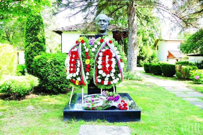 САМО В ПИК И РЕТРО: Роднините на Тато не отидоха на помена му

 