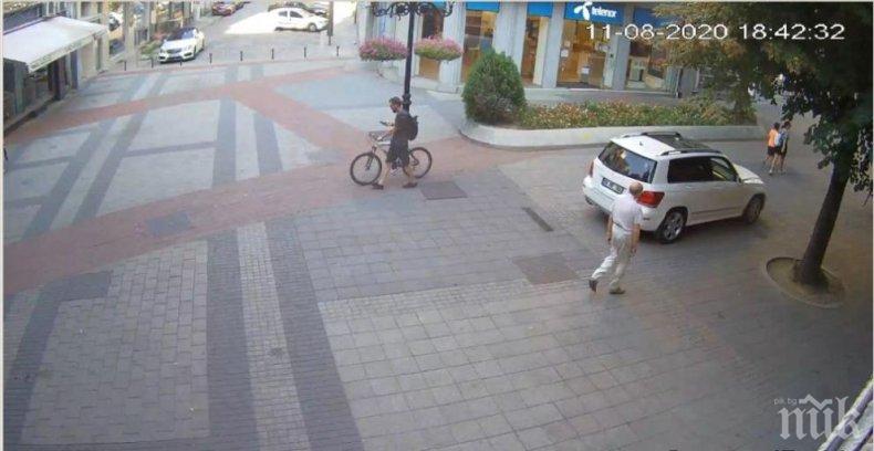 Кола нахлу в пешеходна зона в центъра на Пловдив