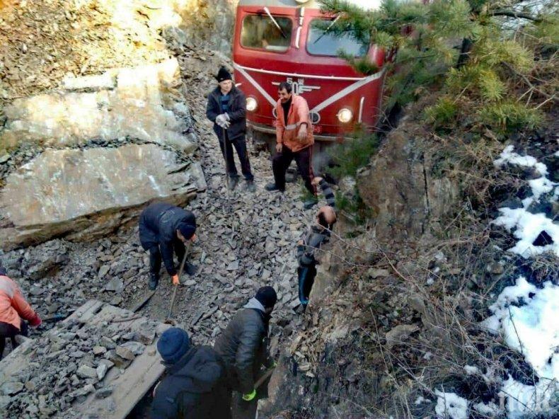 Паднали скали заприщиха теснолинейката от Септември за Добринище