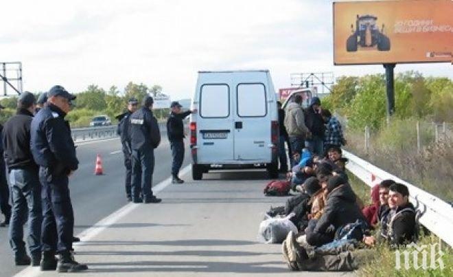 Заловиха в Словения българин, превозвал с микробус 43 нелегални мигранти