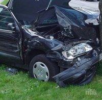 Ауди А4 се размаза в дърво в бургаския кв. 