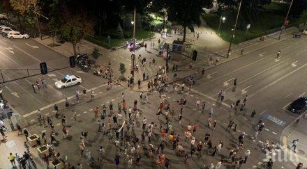 разкритие манипулациите метежите шепа хора превръщат многолюдна тълпа снимки