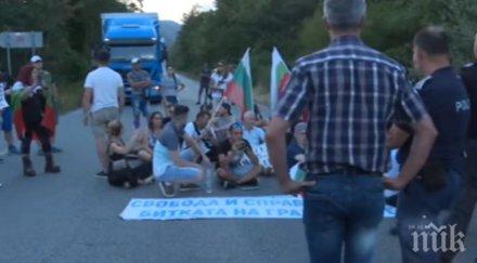 жестока гавра души седнаха пътя хаинбоаз малки деца плачат болни хора преминават затвориха пътя линейки