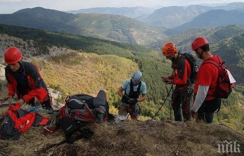 Пожарникари и спасители помогнаха на туристка в планината край Сливен
