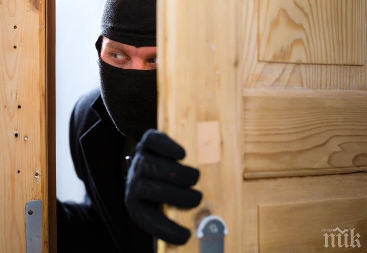 КАТО НА КИНО: Бургазлия нахлу в хотелската стая на мъж, задигна 18 бона и избяга