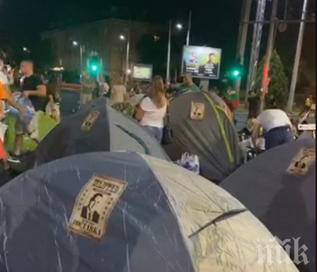 ЕКШЪН НА ПРОТЕСТА: Столичанка скочи на палаткаджиите, нарече ги платени от руските служби, стоящи зад Божков и Радев