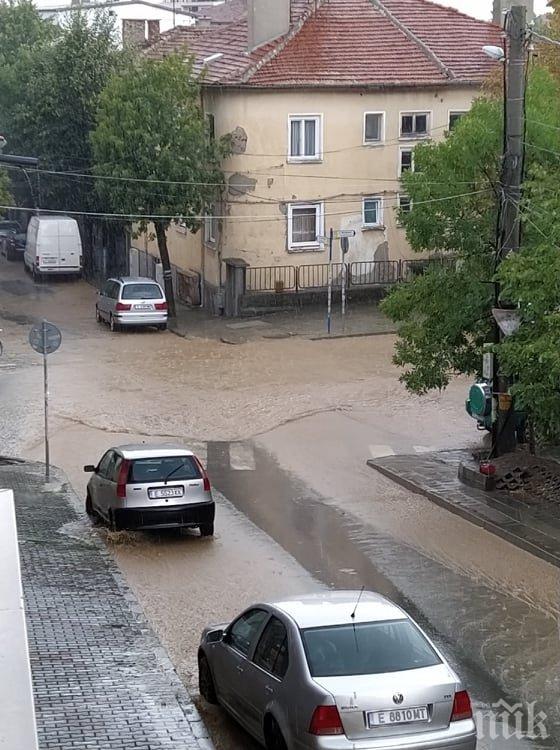 Пороен дъжд в Благоевград, има наводнения