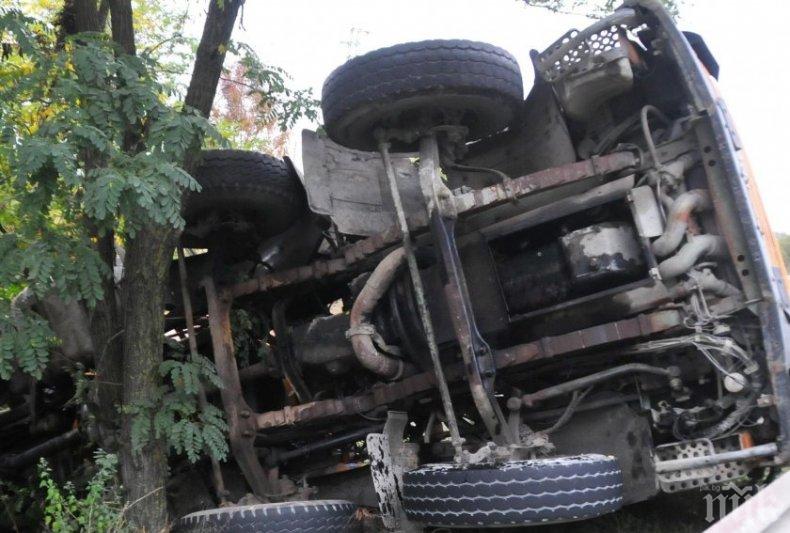 Преобърнат камион затвори пътя Разград-Русе 