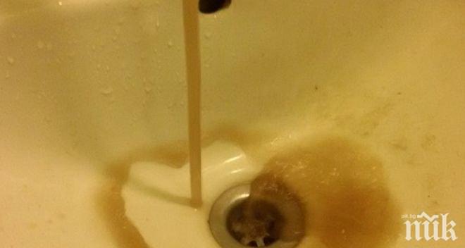 ПРОБЛЕМ: Кал тече от чешмите в Левски – ето какво са принудени да правят жителите