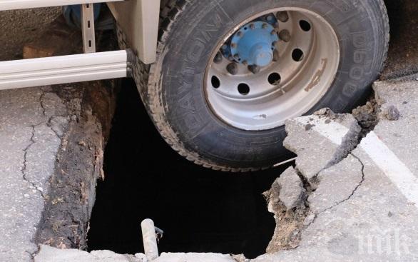 Кола пропадна в отворена шахта от нов водопровод в Хасково (СНИМКИ)