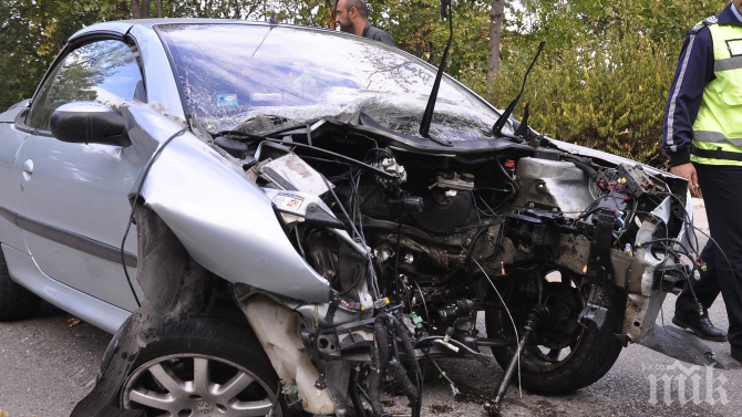 СТРАШНО НЕЛЕПО! Жена загина, след като изпадна от кола при катастрофа