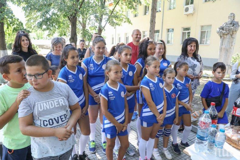 Министър Кралев обяви първите 15 училища, в които ще се изграждат физкултурни салони (СНИМКИ)