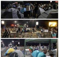 ИЗВЪНРЕДНО В ПИК: Полицията разби палатков лагер на метежниците в Пловдив! Акцията в 4 сутринта хвана протестиращите на моста до Панаира по бели гащи (СНИМКИ)