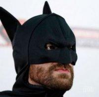 Батман раздава храна на бездомници в Чили