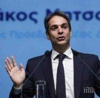 СКАНДАЛ: Премиерът на Гърция на закуска с 50 души (ВИДЕО)