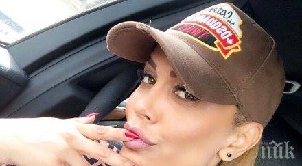 бони пусна гореща поза морето снимка