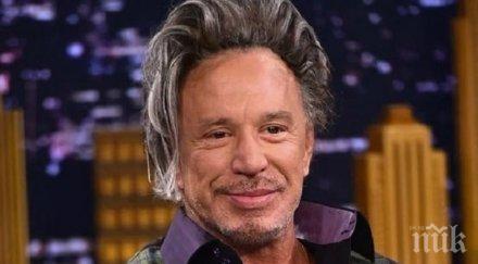 ексцентрик докрай мики рурк избра гроб украинско село