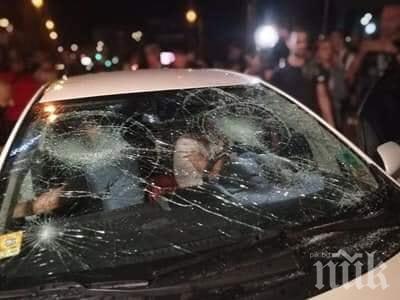 ПЪРВО В ПИК: СДВР с подробности за нападението на метежниците срещу жена с деца - трима са арестувани! Децата в колата - на 2 и 9 годинки, семейният автомобил е смазан от агресорите