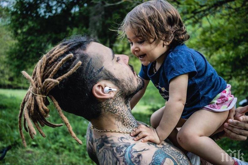 Венци Венц срещна дъщеря си с прабаба й (СНИМКА)