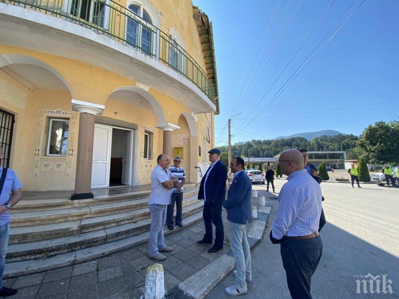 ПЪРВО В ПИК: Главният прокурор разговаря с жители на село Краводер по време на акцията във Врачанско (ВИДЕО/СНИМКИ)