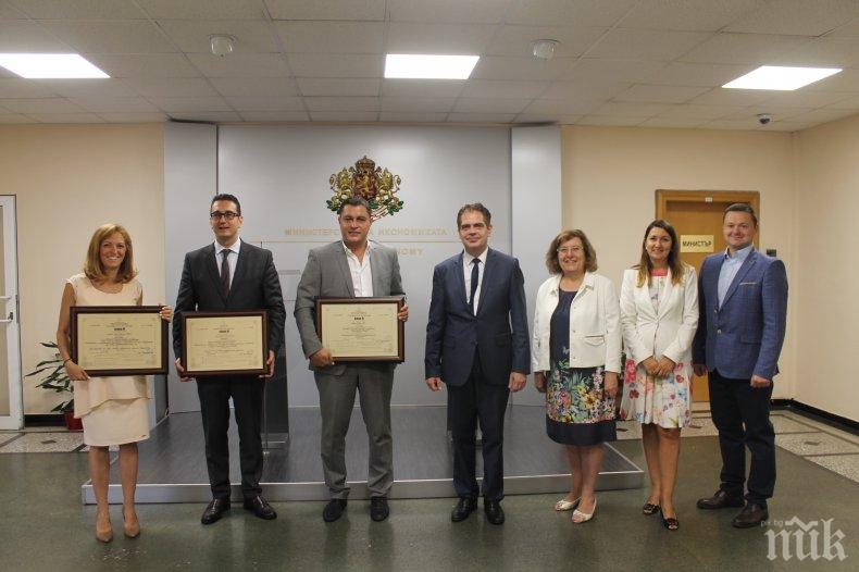 Министър Борисов връчи три сертификата за инвестиция клас А