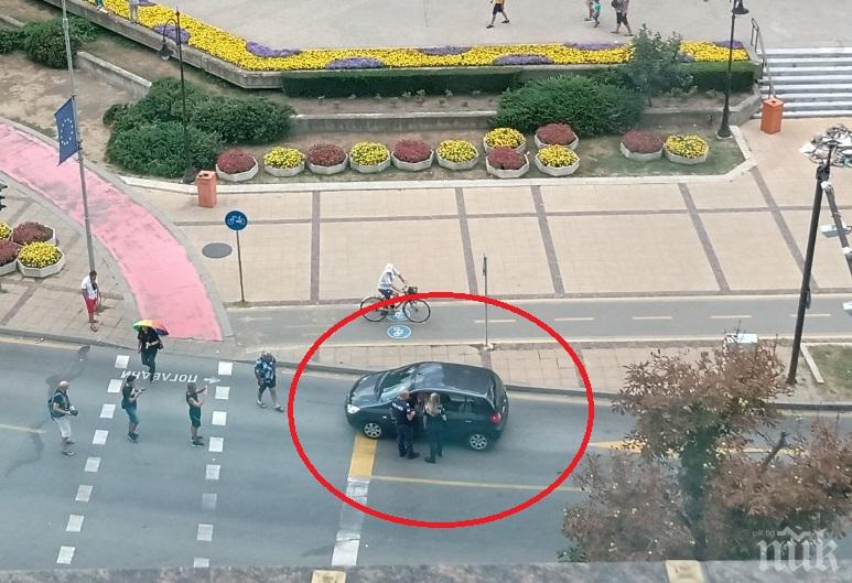 ЕКШЪН ВЪВ ВАРНА! Шофьорка тръгна с колата си към палатковата блокада (СНИМКА)