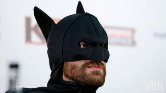 Батман раздава храна на бездомници в Чили