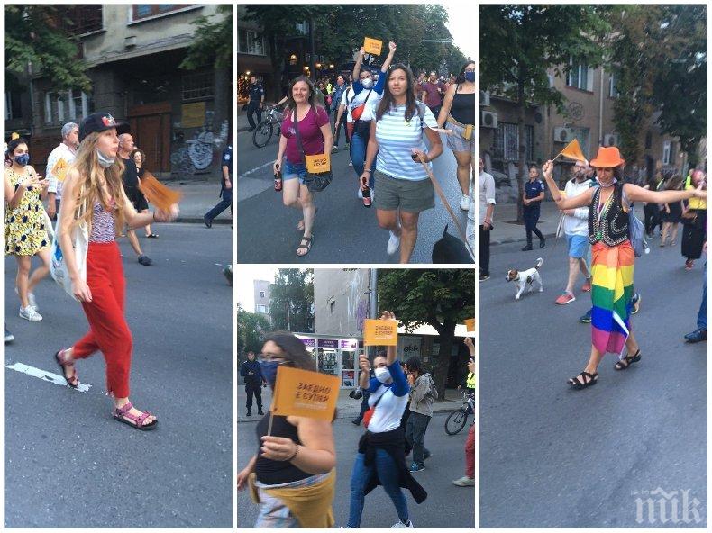 ПЪЛНА АНАРХИЯ: Метежниците рамо до рамо с гейпарада - гейове и лесбийки шестват из София с хората на Румен Радев (СНИМКИ)