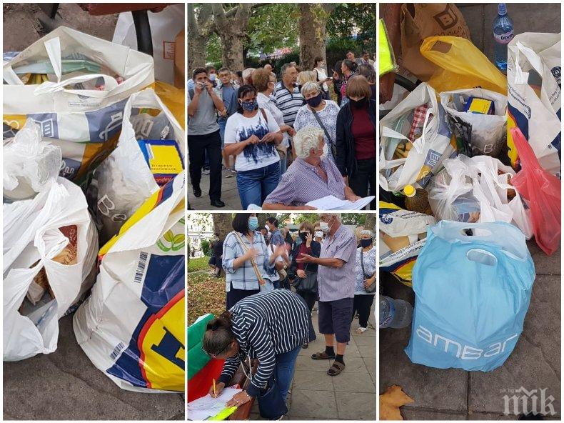 ПЪРВО В ПИК TV! Стотици граждани от митинга срещу метежниците с дарение за приюта на отец Иван - събраха хранителни продукти, вместо да ги прахосват (ВИДЕО)