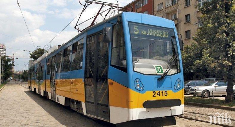 Трамвай блъсна жена в София, тя оцеля