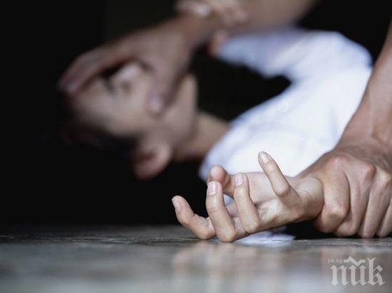 УЖАСЯВАЩА БРУТАЛНОСТ! 16-годишна бе изнасилена от 30 души, записали купона на видео 