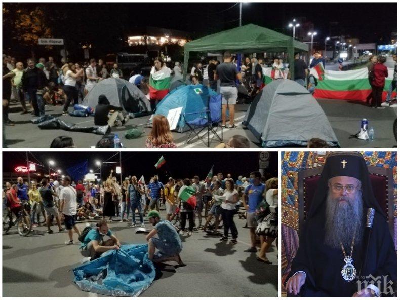 ГРОЗНО: Метежниците на Радев в Пловдив се гаврят с Църквата