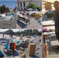 СКАНДАЛНА МАНИПУЛАЦИЯ: Ето я силата на метежниците - едва десетина пазят незаконните палатки на Орлов мост, не пускат линейките (ВИДЕО/СНИМКИ)